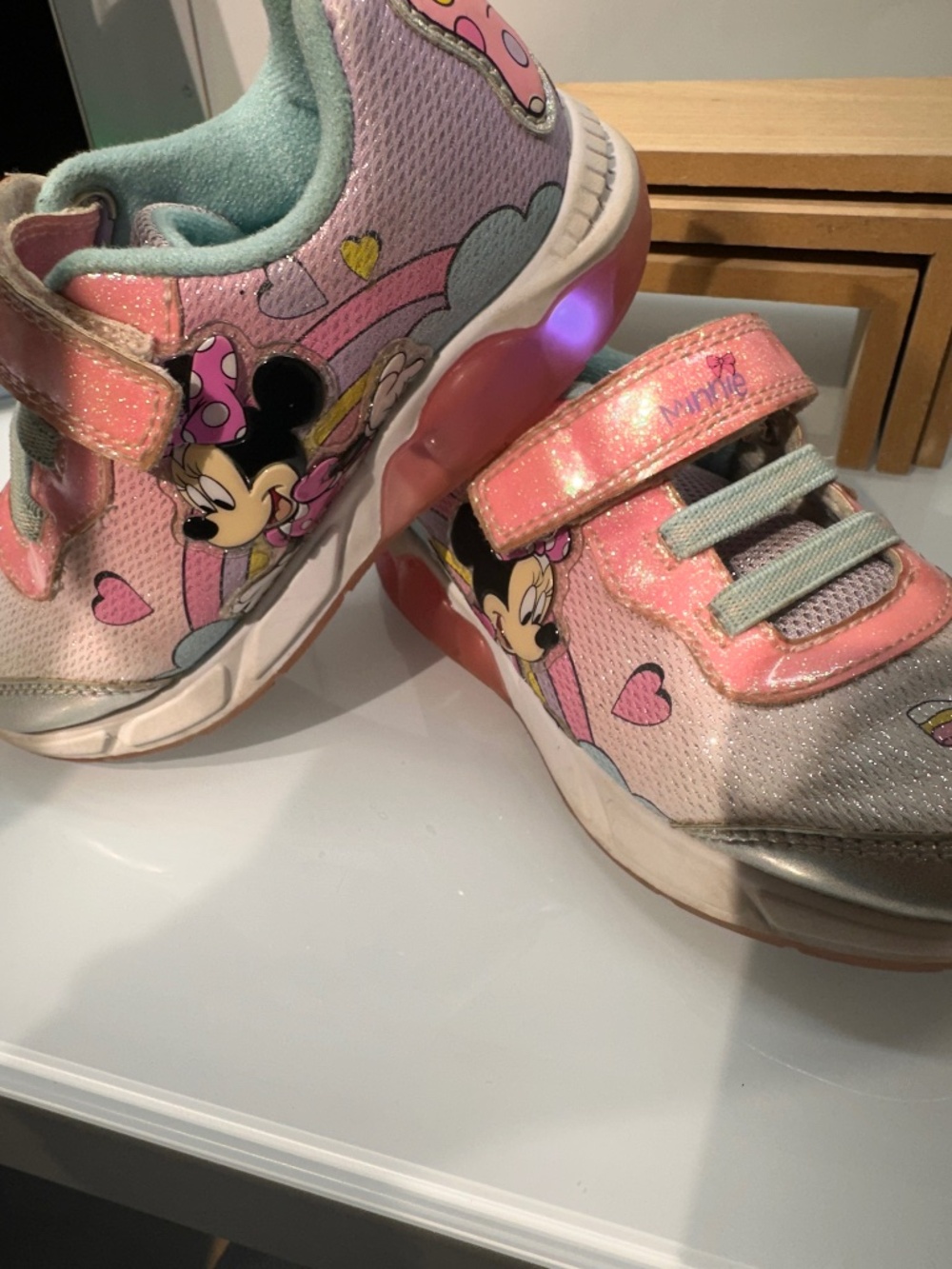 Disney Minnie Mouse Light Up Sneakers, size 10c (A26)